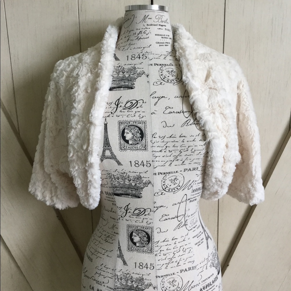 ⭐️⭐️ Faux Fur Stylish Shrug ⭐️⭐️